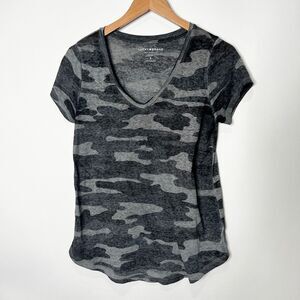 Lucky Brand Camoflauge T-Shirt Gray V-Neck Women's Size Small